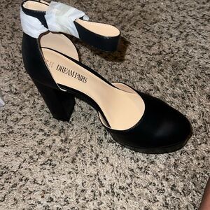 Brand : Dreamparis (shoe dazzle) 
Size : 8.5 
Color : Black 
A platform heel .